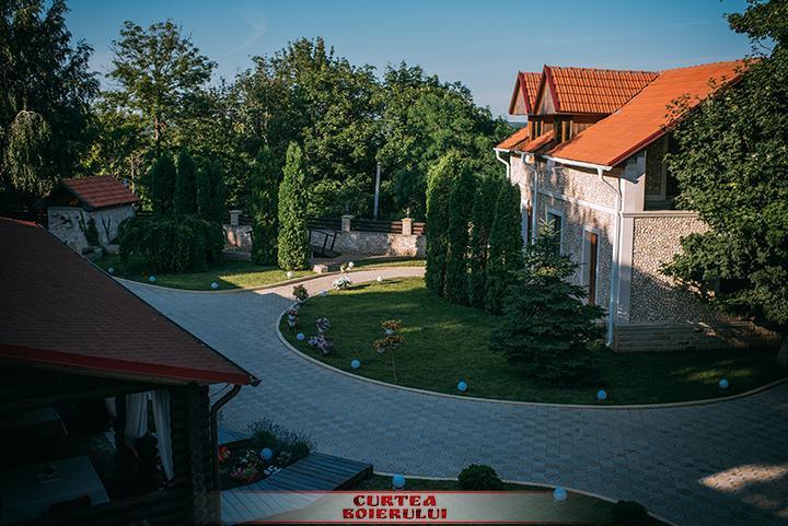Curtea Boierului Hotel Peresecina Exterior photo